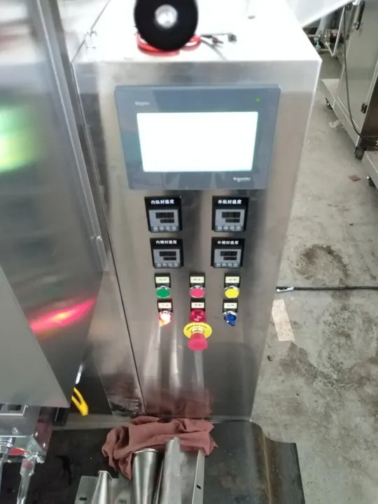 Podrobnost stroja za pakiranje kečapa visoke hitrosti KEFAI - nadzorna plošča