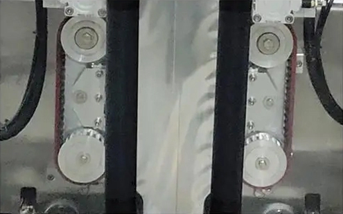 detajl pakirnega stroja za vrečke z vstavki - sinhronizirano vlečno kolo za vrečke